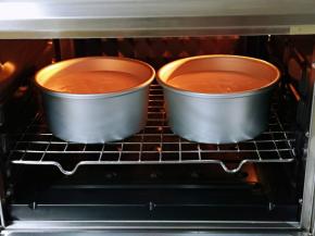 将模具入烤箱中层。