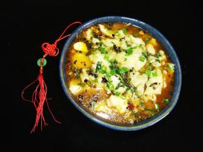 倒入码好配菜的大碗内，简易版的水煮鱼就完成了。