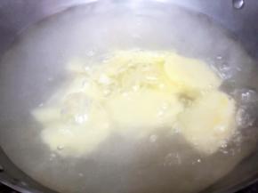 土豆切片入锅，煮10分钟。