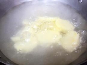 土豆切片入锅，煮10分钟。