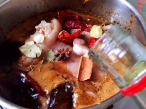 倒入料酒