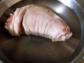 肘子洗净，凉水下锅焯水去血沫