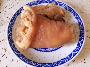 焯水后的肘子洗净沥干水分