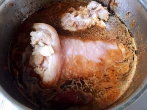 肘子放入老卤汤中，如果水量不足可以再多放些水