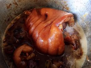 如果不是马上食用，煮熟的肘子浸泡在汤中不必捞出，浸泡会更入味