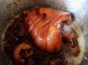 如果不是马上食用，煮熟的肘子浸泡在汤中不必捞出，浸泡会更入味