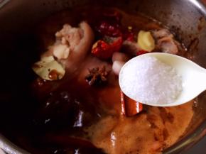 放盐，大火煮开后转中火煮40-50分钟