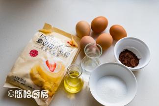 备齐做蛋糕要用到的材料，水要用稍微热一点的温度。