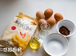 备齐做蛋糕要用到的材料，水要用稍微热一点的温度。