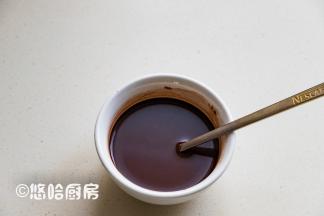 可可粉用温水化开、搅匀待用，若担心颗粒过大，可以先过一遍筛，我偷懒了没有过筛。