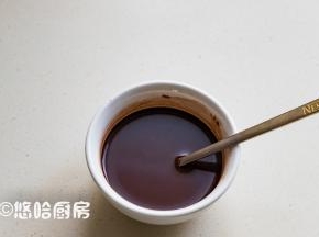 可可粉用温水化开、搅匀待用，若担心颗粒过大，可以先过一遍筛，我偷懒了没有过筛。