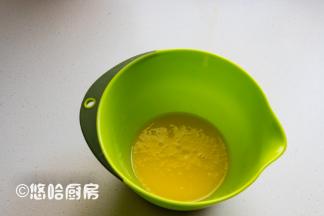 蛋清、蛋黄分开到2个无油无水的干净容器中，蛋黄中放入玉米油、细砂糖10克，用手抽搅匀，多搅一会也没关系。