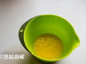 蛋清、蛋黄分开到2个无油无水的干净容器中，蛋黄中放入玉米油、细砂糖10克，用手抽搅匀，多搅一会也没关系。