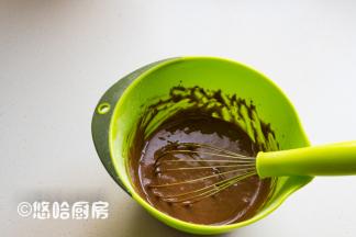 蛋黄中加入可可粉溶液，继续搅拌均匀，筛入金龙鱼蛋糕粉，用手抽搅拌均匀，搅拌的时候不要画圈，用之字方向搅拌，面糊搅匀无干粉即可，切忌过度搅拌，否则会影响口感。