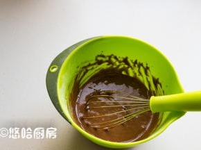 蛋黄中加入可可粉溶液，继续搅拌均匀，筛入金龙鱼蛋糕粉，用手抽搅拌均匀，搅拌的时候不要画圈，用之字方向搅拌，面糊搅匀无干粉即可，切忌过度搅拌，否则会影响口感。
