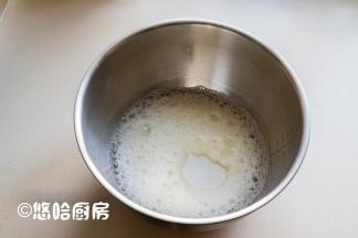 蛋清先用电动打蛋器低速打出大的泡沫，放入几滴白醋，一次性放入余下的细砂糖40克。细砂糖分2~3次都可以，我是偷懒了。打蛋清之前，开始以上下管均150度预热烤箱。