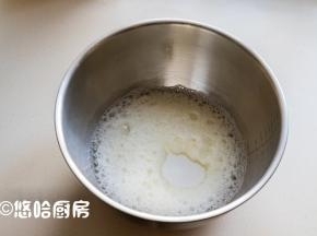 蛋清先用电动打蛋器低速打出大的泡沫，放入几滴白醋，一次性放入余下的细砂糖40克。细砂糖分2~3次都可以，我是偷懒了。打蛋清之前，开始以上下管均150度预热烤箱。