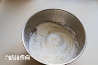 蛋清一直搅打至能拉出小弯钩的状态即可。