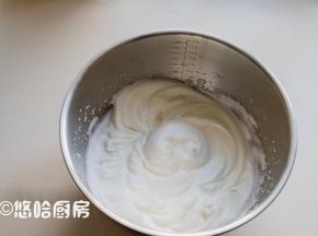蛋清一直搅打至能拉出小弯钩的状态即可。