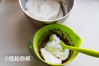 蛋白霜先用1/3至蛋黄糊中，上下翻拌均匀。