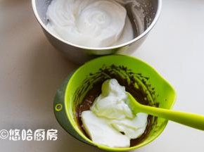 蛋白霜先用1/3至蛋黄糊中，上下翻拌均匀。