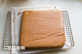 烤盘放入已预热到位的烤箱下层，烘烤25分钟，到时取出烤盘，将烤盘倒扣在铺油纸的网架上，撕开蛋糕四周的油布，迅速倒扣回来。用擀面杖将蛋糕轻轻卷一下，做一下定型。