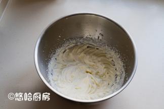 淡奶油加绵白糖30克，打至有花纹不流动的状态。淡奶油要提前冷藏。