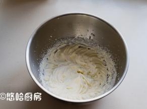 淡奶油加绵白糖30克，打至有花纹不流动的状态。淡奶油要提前冷藏。