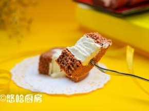 吃的时候取出切掉2边不整齐的地方，切块即可，口感似冰激凌。