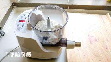 面条机安装到位，接通电源后放入金龙鱼高筋面粉，面条机自动称重，合上盖子，按一下筋道面条，面条机会自动计算用水量。