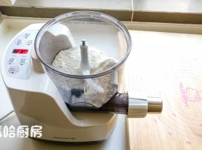 面条机安装到位，接通电源后放入金龙鱼高筋面粉，面条机自动称重，合上盖子，按一下筋道面条，面条机会自动计算用水量。
