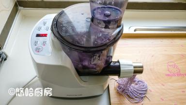 面条机经过搅拌、静置后，再次运转，很快面条就出来了，准备好面板接着面条就行了。高筋面粉吸水性很强，压好的面条绝对不会粘在一起。