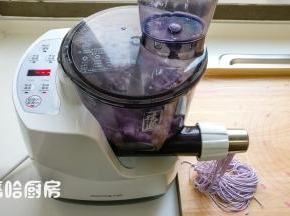 面条机经过搅拌、静置后，再次运转，很快面条就出来了，准备好面板接着面条就行了。高筋面粉吸水性很强，压好的面条绝对不会粘在一起。