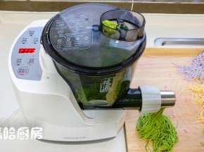 最后继续放面粉，蔬菜汁是菠菜汁，很快压出绿色的面条，压好的面条卷起后摆放在案板一边。