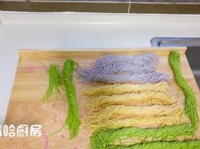 这是压好的所有面条，一次吃不了的，可以装保鲜袋放冰箱冷藏或冷冻，长时间不吃的话放冷冻保存。