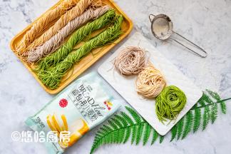 第二天再拍照的时候，紫色和黄色颜色变浅了，绿色的没有问题，这些都是纯蔬菜汁，放心食用。