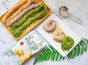 第二天再拍照的时候，紫色和黄色颜色变浅了，绿色的没有问题，这些都是纯蔬菜汁，放心食用。