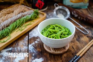 煮了一点绿色面条，颜色真的好鲜艳，面条非常有筋道，比用中筋面粉压出的面条口感好太多。