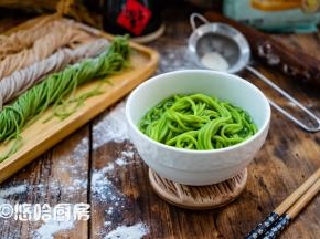 煮了一点绿色面条，颜色真的好鲜艳，面条非常有筋道，比用中筋面粉压出的面条口感好太多。