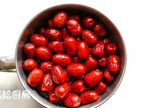 红枣提前用清水泡一会，撒一把面粉把红枣彻底洗干净。