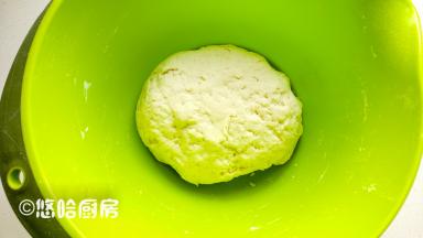 面粉、酵母、温水（冬天用手温的水和面），和成软硬适中的面团，盖保鲜膜醒发30分钟。