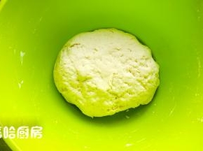 面粉、酵母、温水（冬天用手温的水和面），和成软硬适中的面团，盖保鲜膜醒发30分钟。