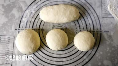 30分钟后取出面团至案板上，稍微揉几下至表面光滑即可。低筋面粉不用像普通面粉一样使劲揉，低筋面粉稍微揉几下就可以。揉好的面团分成3份即可（图中是4份），一份150克，一份50克，余下的做一份。