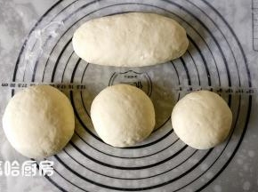 30分钟后取出面团至案板上，稍微揉几下至表面光滑即可。低筋面粉不用像普通面粉一样使劲揉，低筋面粉稍微揉几下就可以。揉好的面团分成3份即可（图中是4份），一份150克，一份50克，余下的做一份。