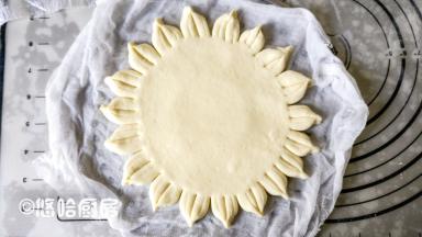 面团边缘要全部捏好，面片直接摆放在蒸锅篦子上，篦子上铺笼布，这样就可以直接放锅中。