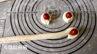 余下的面团搓成长条，面团包起一个红枣后掐断，收口捏一下，成一个枣花。