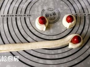 余下的面团搓成长条，面团包起一个红枣后掐断，收口捏一下，成一个枣花。