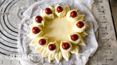 把枣花摆放在面片的四周，摆放的时候要露出边缘的花边。