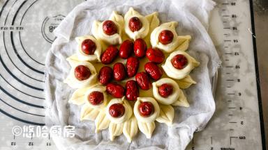 在中间铺上一层红枣。