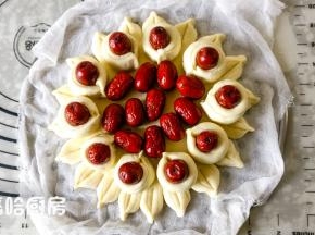 在中间铺上一层红枣。